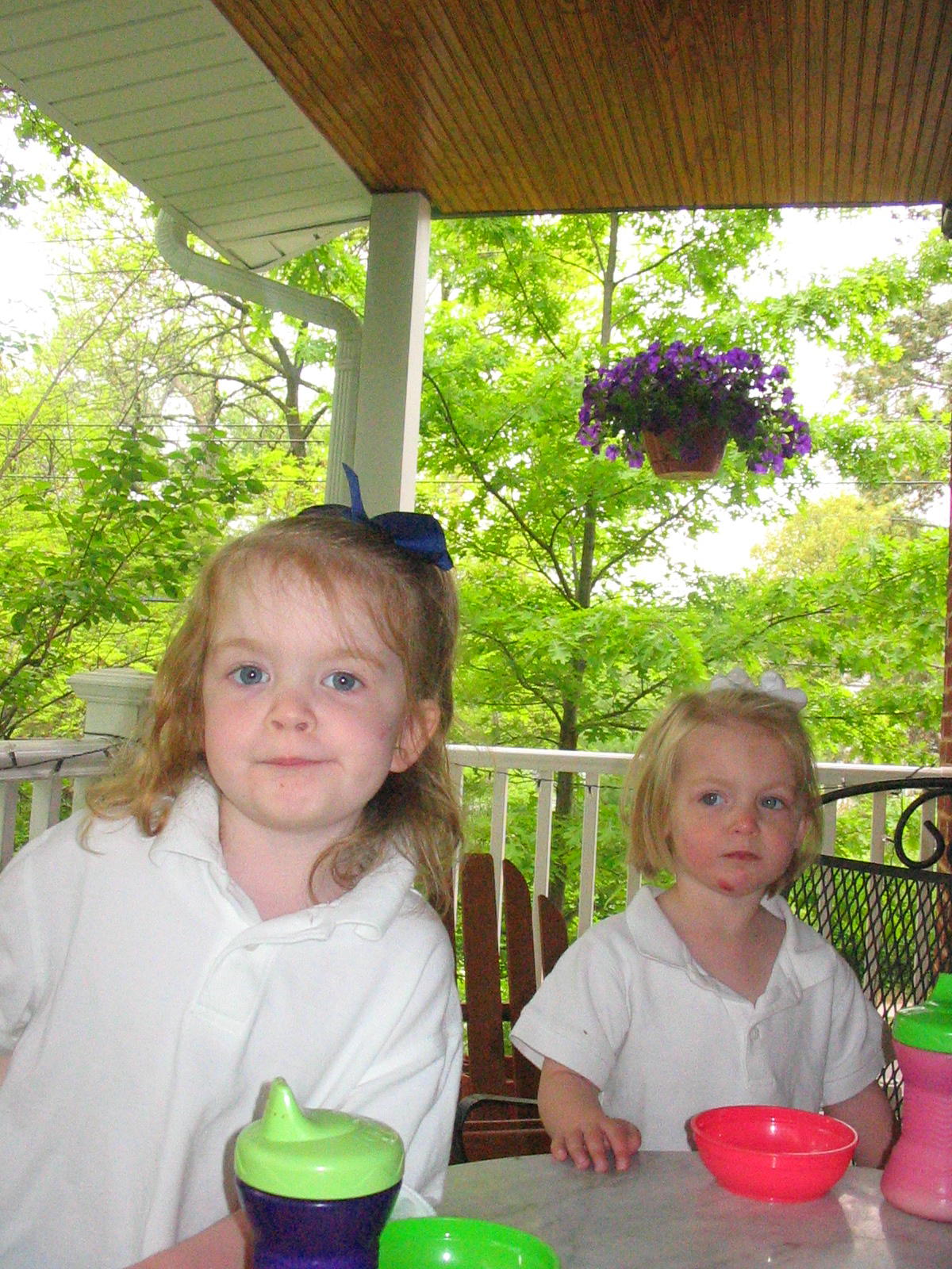 2006_04_27 Jane and Cates enjoying snacks.jpg